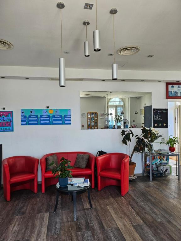 TV a/nebo společenská místnost v ubytování Hotel Flots d'Azur Promenade des Anglais