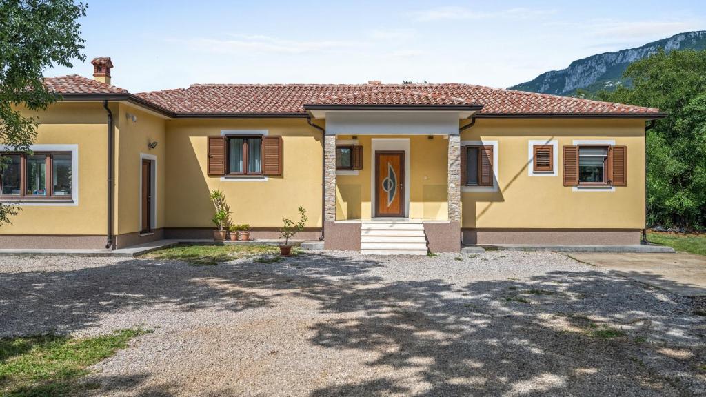 a house with a yellow at Wunderschöner Neubau Bungalow Mit Privatem Pool Und Jacuzzi in Vozilići