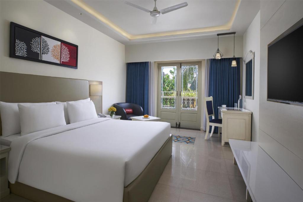 Postel nebo postele na pokoji v ubytování Radisson Goa Candolim