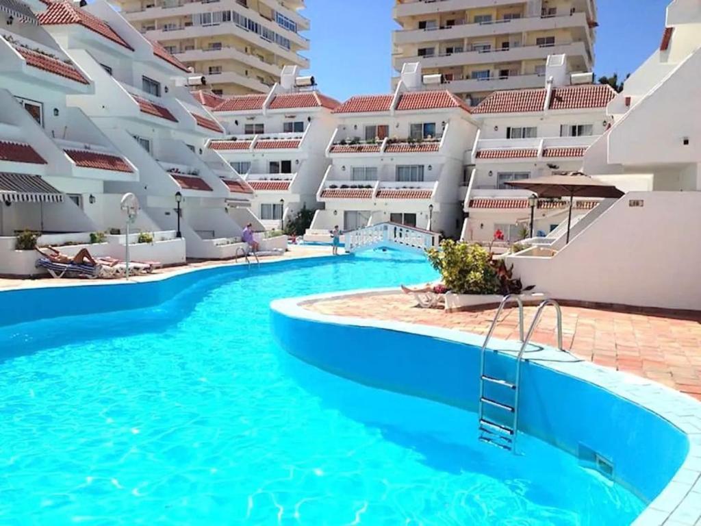 Central location P, terrace with pool view, sunny, quiet, wifi