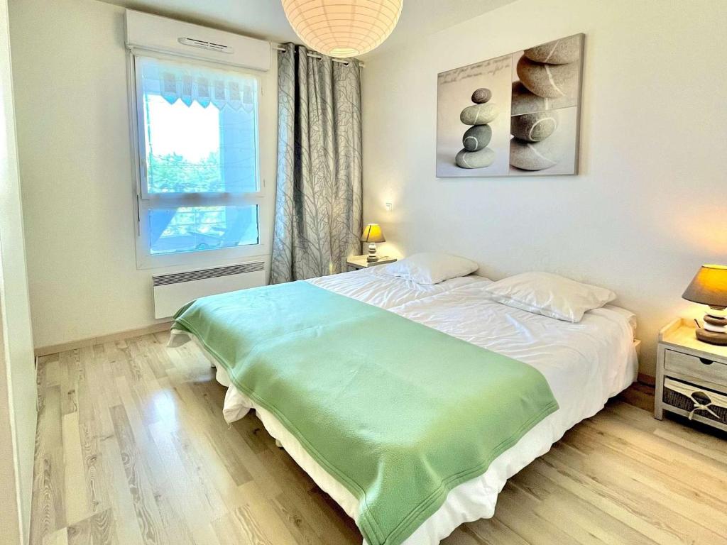 a bedroom with a large bed and a window at Etel : Appartement 2P 42m², balcon, parking, proche plage, animaux admis - FR-1-479-189 in Étel