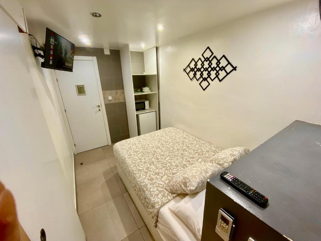 una piccola camera da letto con un letto e un tavolo di Suites nuevas con baño privado frente al metro st MWC Barcelona-FIRA a Hospitalet de Llobregat