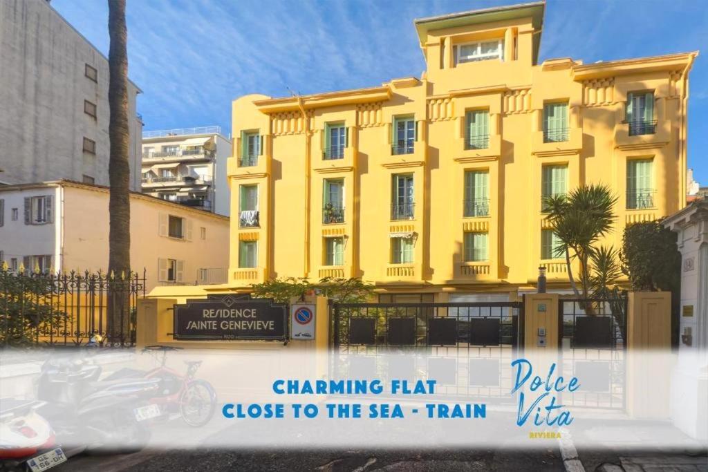 un bâtiment jaune avec un panneau devant lui dans l'établissement Depoilly 3 Pers Centrale WiFi, à Nice