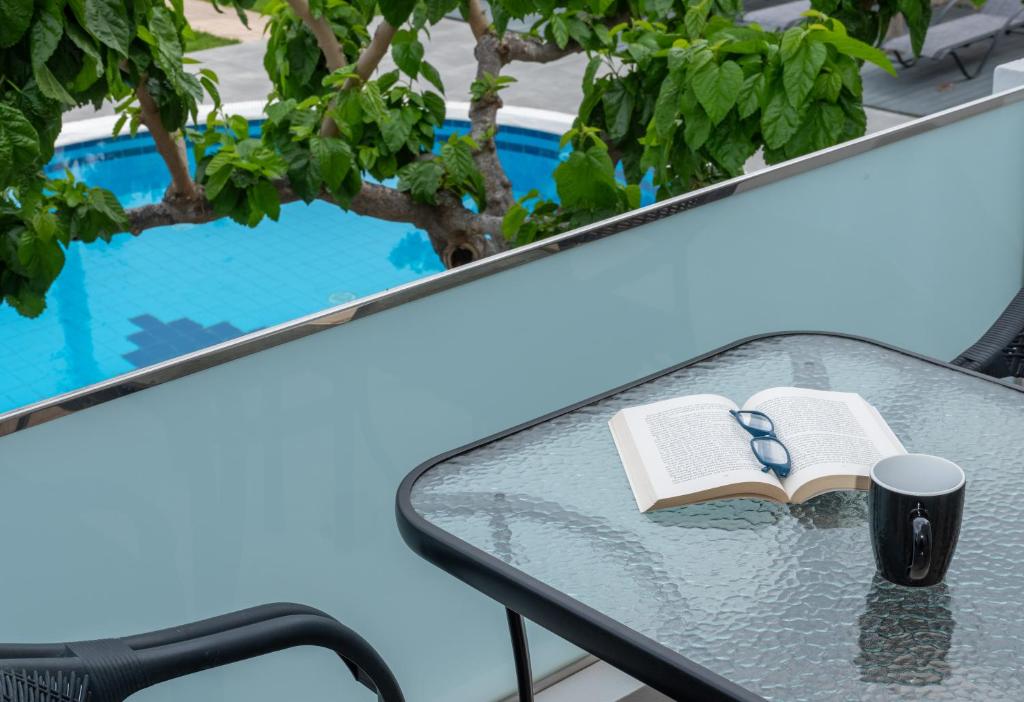Bazén v ubytování Calypso Hotel nebo v jeho okolí