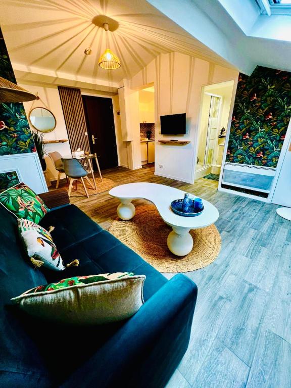 un salon avec un canapé et une table basse dans l'établissement Studio entier paris Pantin, à Pantin