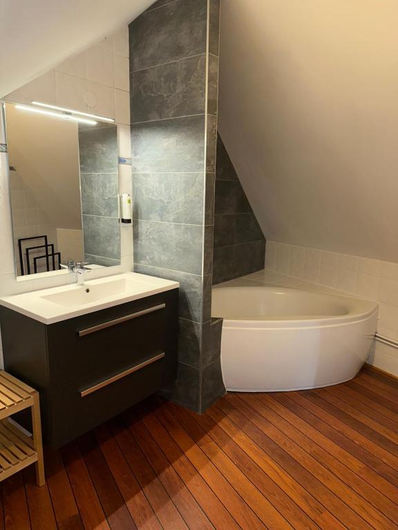 Koupelna v ubytování Logis Hôtel Volcan Sancy