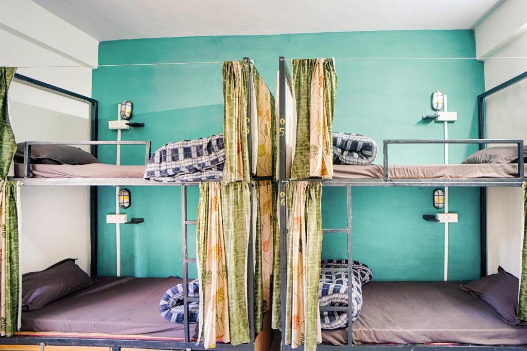 Postel nebo postele na pokoji v ubytování Kasol Hostel