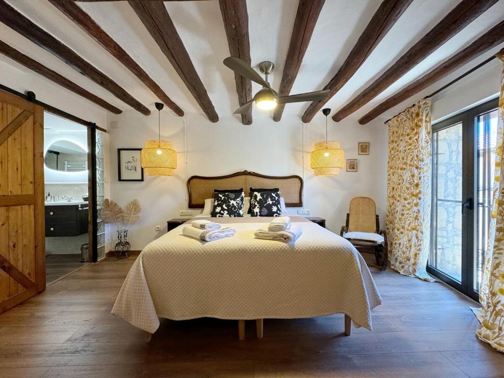 a bedroom with a large bed in a room at Casa rural Casa Vidosa in Murillo de Gállego