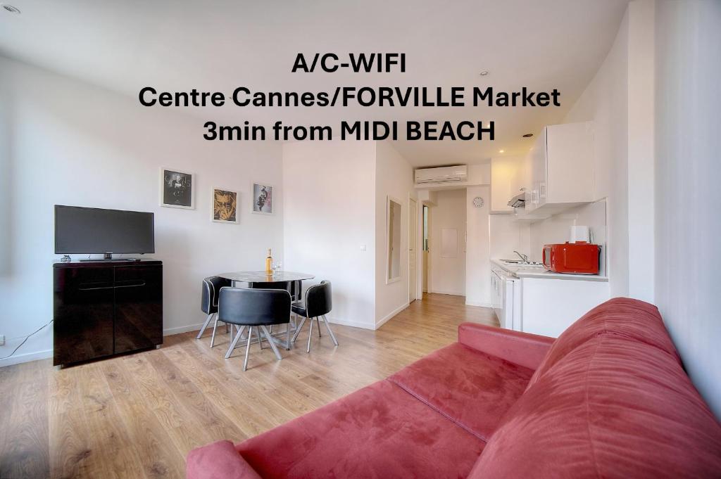 un salon avec un canapé et une table dans l'établissement CHARMANT 2 PIECES CENTRE de CANNES - A1B209, à Cannes