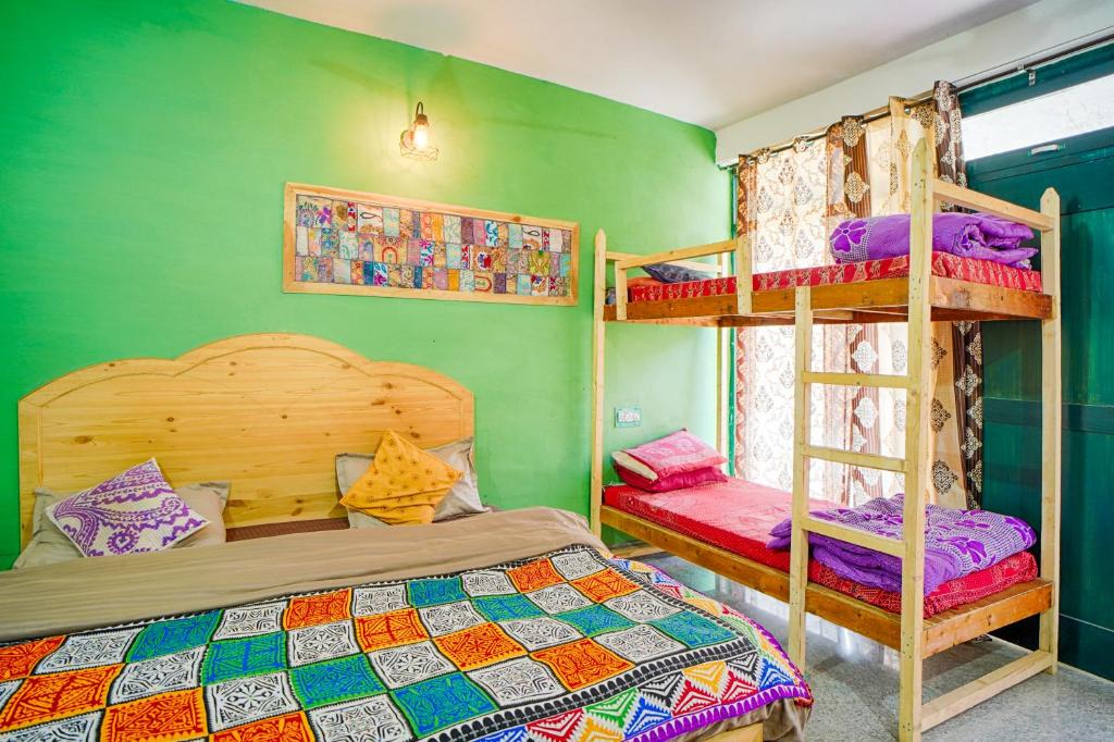 Postel nebo postele na pokoji v ubytování Kasol Hostel