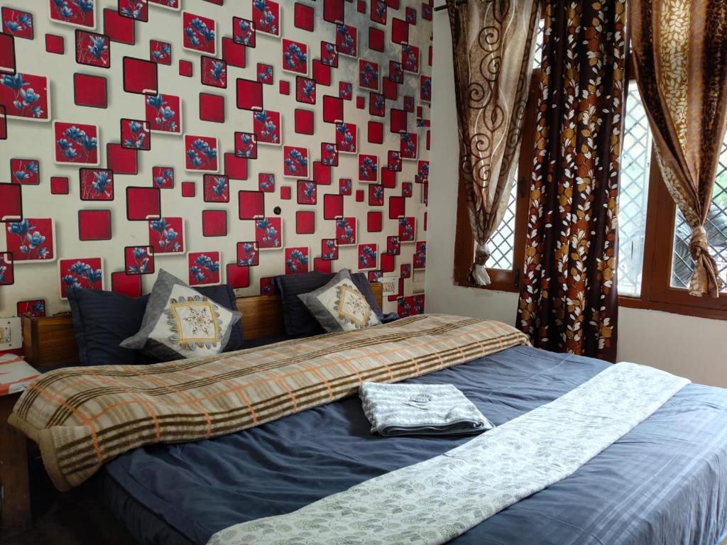 Ένα ή περισσότερα κρεβάτια σε δωμάτιο στο NEW Chandra Kasol