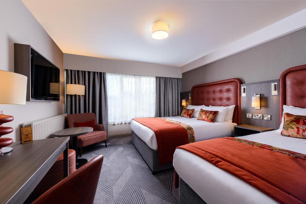 Postel nebo postele na pokoji v ubytování Hotel Killarney