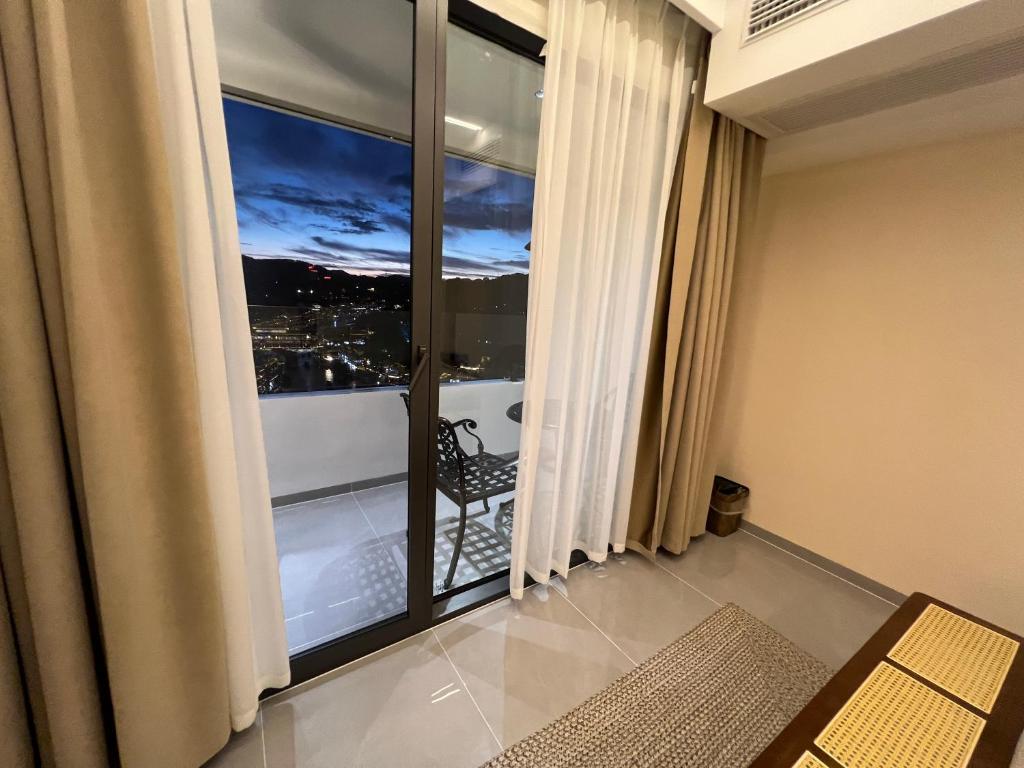 Balkón nebo terasa v ubytování Phoenix Best River View B&B 故里明月