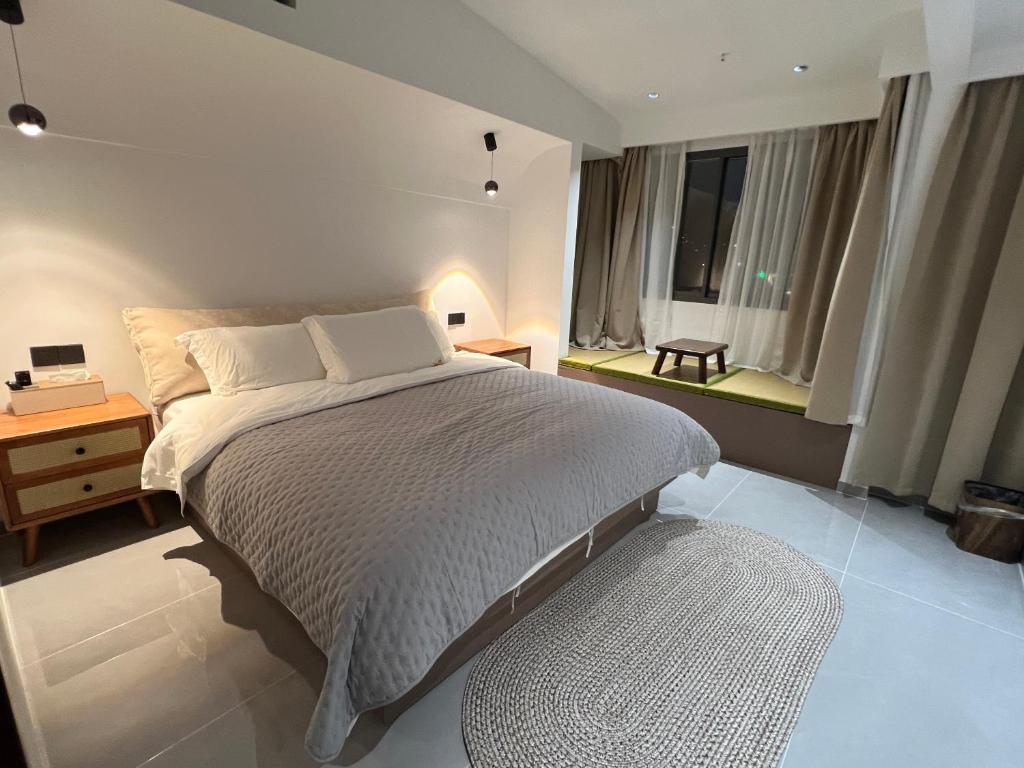 Postel nebo postele na pokoji v ubytování Phoenix Best River View B&B 故里明月