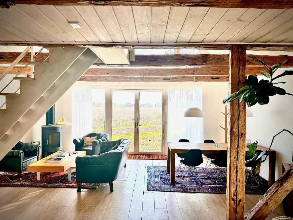 O zonă de relaxare la Modern Apartment On Historic Horse Farm