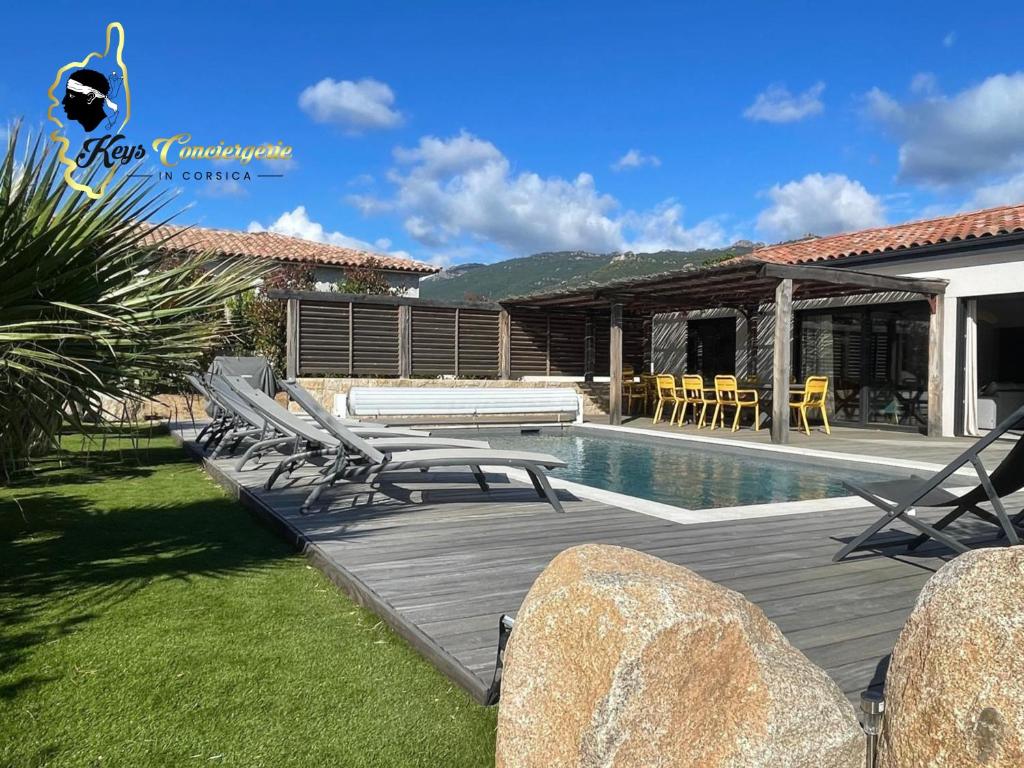une terrasse avec des chaises longues à côté d'une piscine dans l'établissement Villa Plein pied 8 pers piscine chauffée privée proche plage San Cipriano Cala Rossa Climatisation WIFI, à Lecci