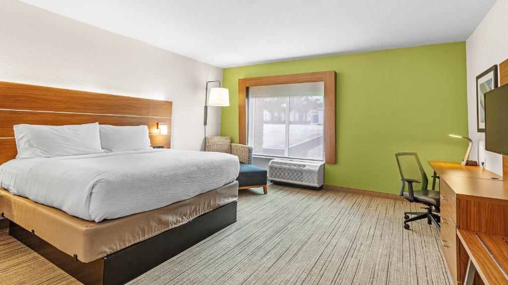 Postel nebo postele na pokoji v ubytování Holiday Inn Express & Suites Mobile - University Area by IHG
