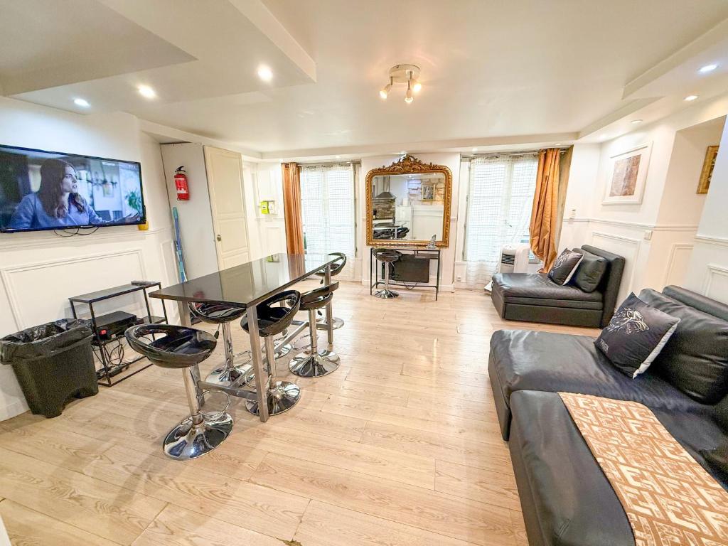 un salon avec une table et un canapé dans l'établissement Urban Flat 42 - Game of thrones Apartment, à Paris