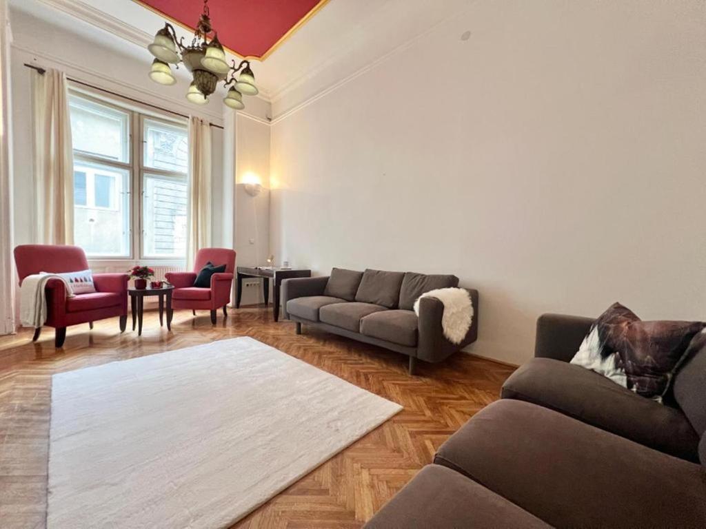 A seating area at City Hotel Matyas
