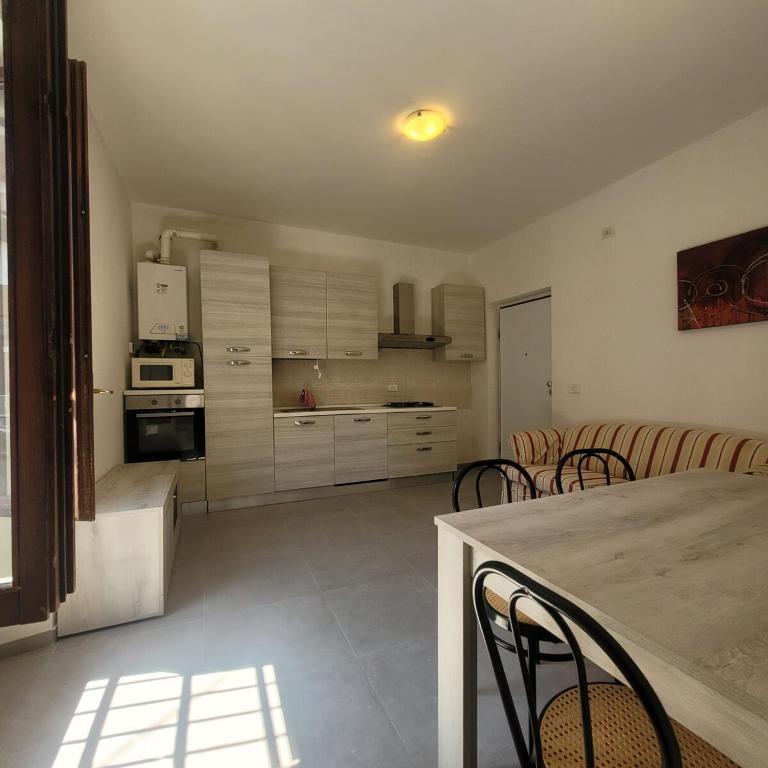 a kitchen with a table and chairs in a room at La Casetta del 26 B&B in Corsico