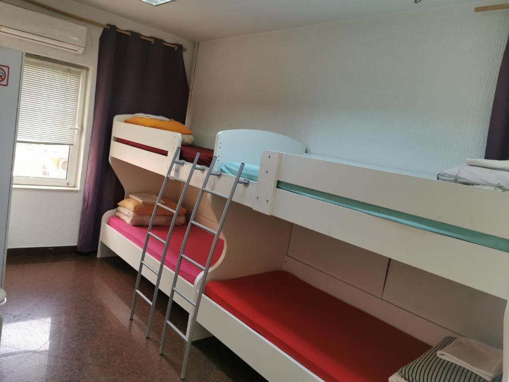 Postel nebo postele na pokoji v ubytování Stars Aspava Blue HOSTEL