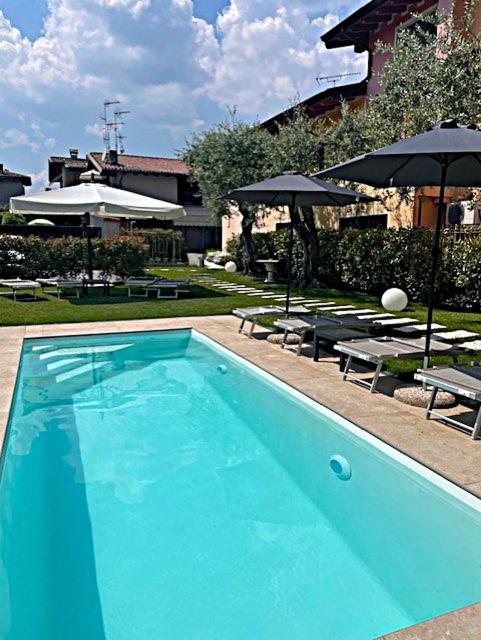Bazén v ubytování Le Logge del Garda nebo v jeho okolí
