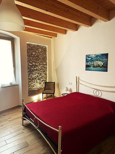 Postel nebo postele na pokoji v ubytování Le Logge del Garda