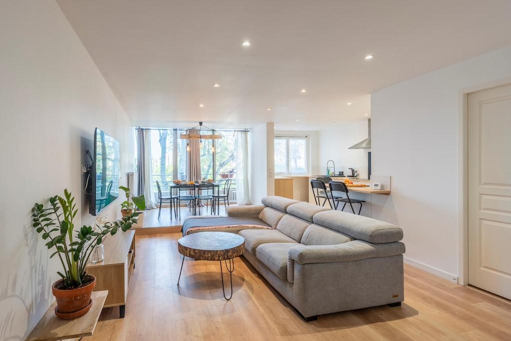 un salon avec un canapé et une table dans l'établissement L'Ovalino, 3 chambres au calme, 100 m2, à Montpellier