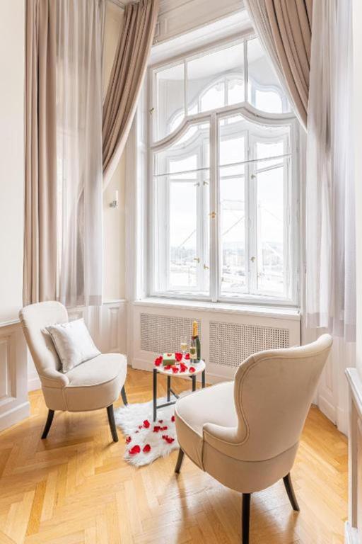 A seating area at City Hotel Matyas