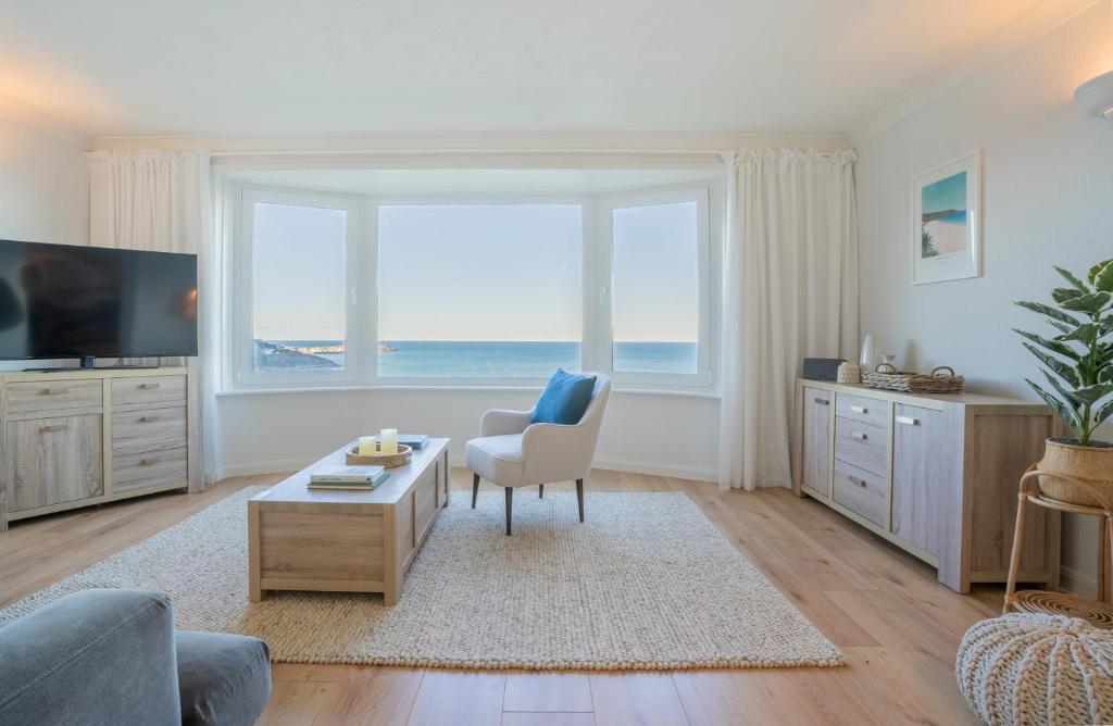 Μια τηλεόραση ή/και κέντρο ψυχαγωγίας στο Flat 17, The Stones