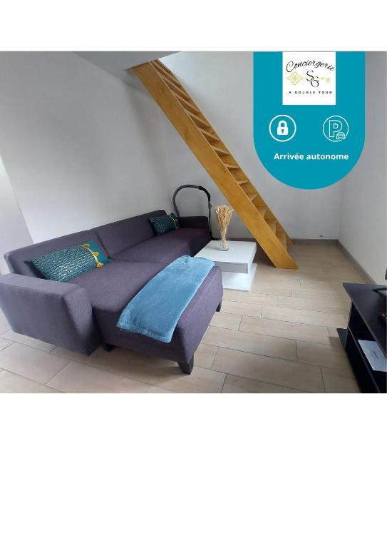 - un salon avec un lit et un escalier dans l'établissement Little Cosy, à Vierzon