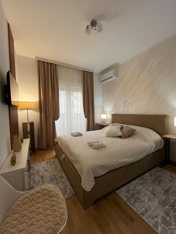 een hotelkamer met een bed en een raam bij Zen Apartments in Rastoci