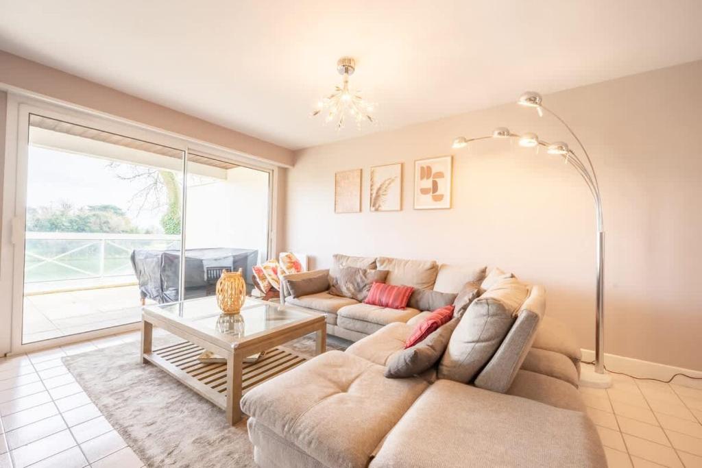 un salon avec un canapé et une table dans l'établissement La Rochelle en famille - 5 personnes, à La Rochelle