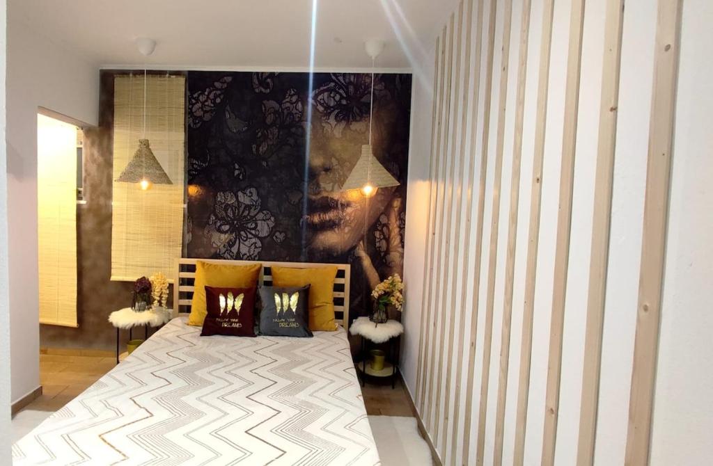 a bedroom with a bed with yellow and black pillows at Made-4-You a 5minutos a pé da praia in Lagos