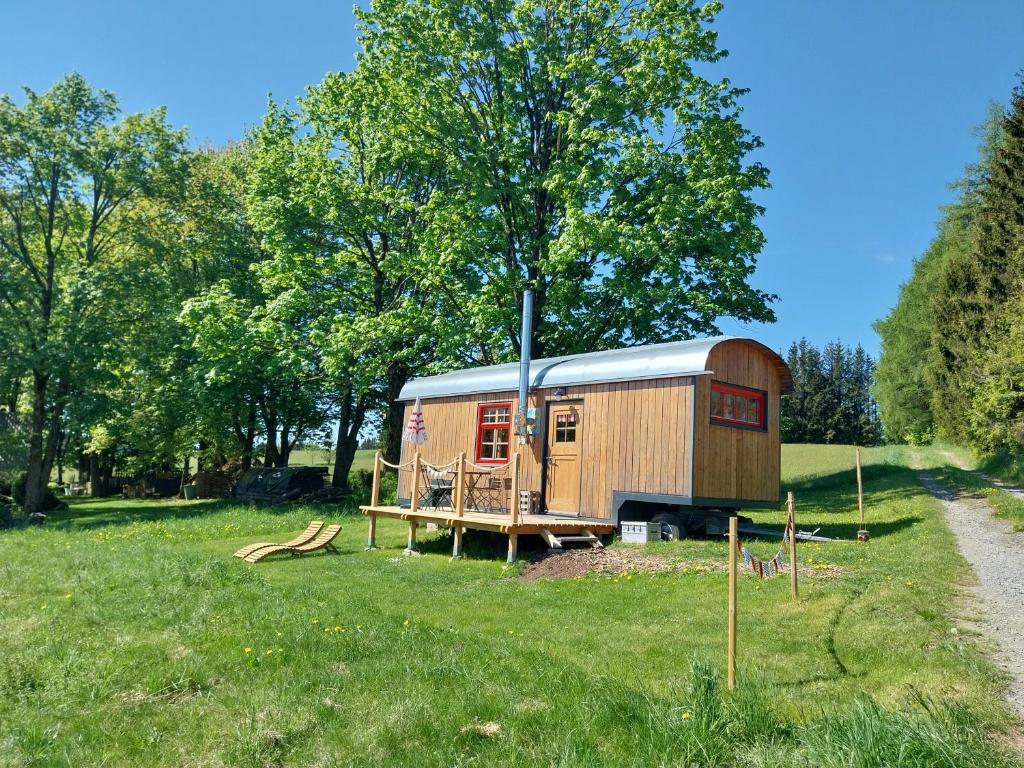 Aed väljaspool majutusasutust Benno der Wagen - kreativ gestaltetes Tiny House AM WALDRAND Nahezu Alleinlage Rennsteig Grünes Band NATUR PUR Hund willkommen