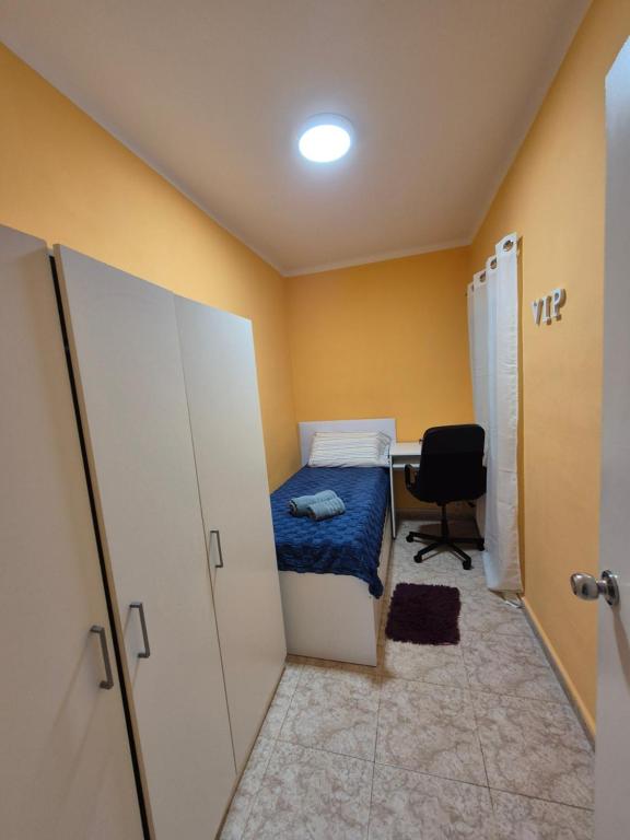 una habitación pequeña con una cama y un escritorio en Mary home, en Barcelona