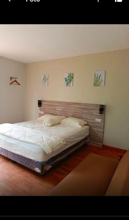 Postel nebo postele na pokoji v ubytování NK Villa Syariah And Cafe Prigen
