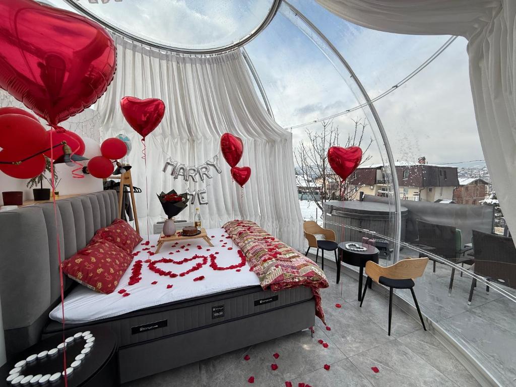 Posezení v ubytování Cupola glamping dome Sarajevo