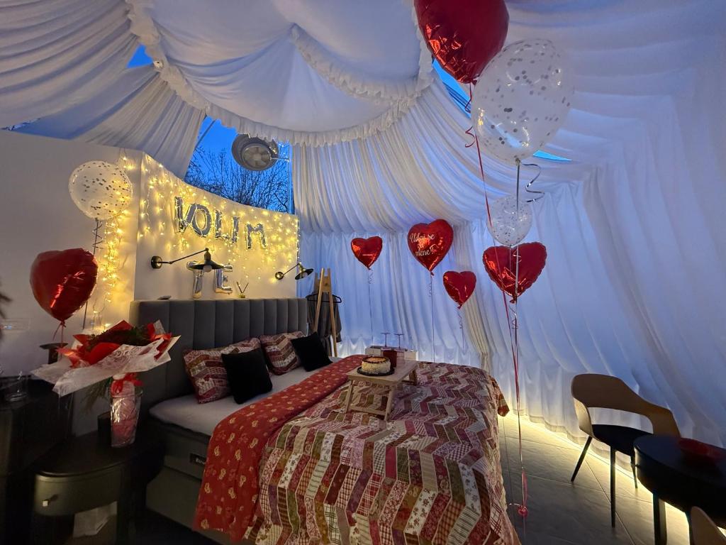Postel nebo postele na pokoji v ubytování Cupola glamping dome Sarajevo