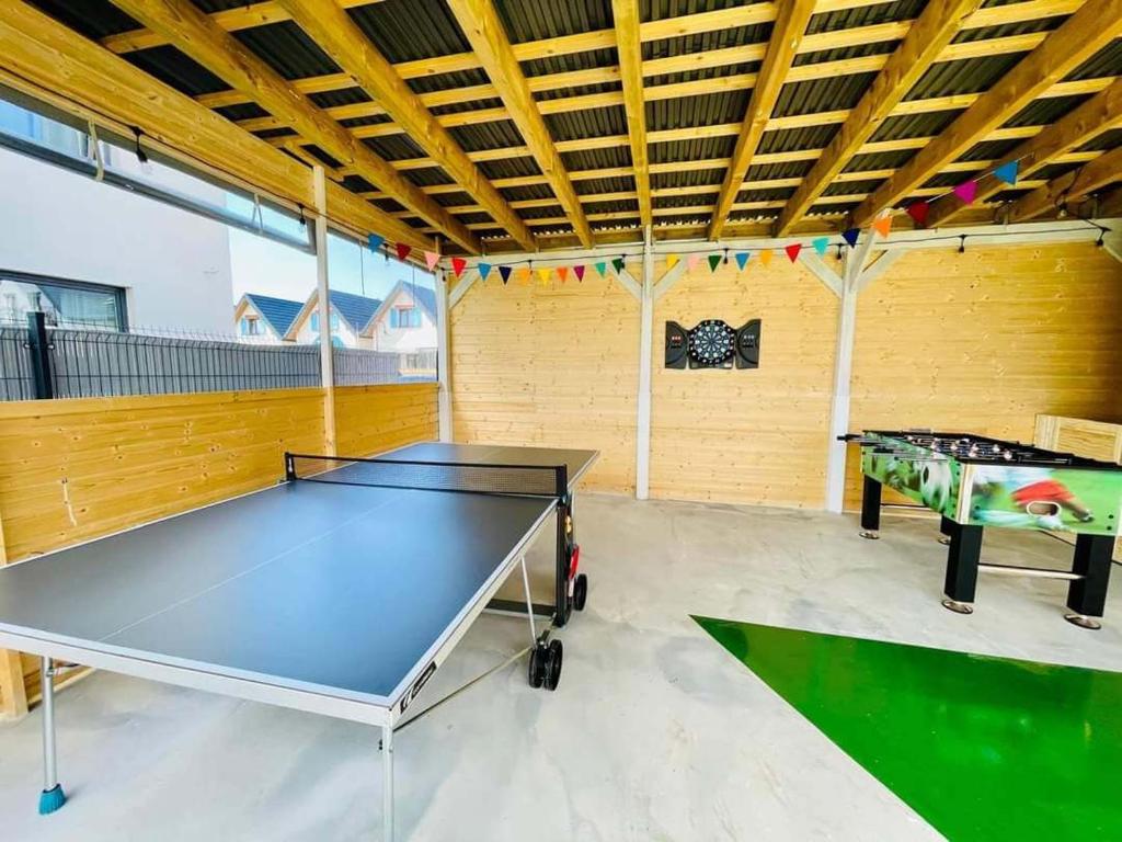 Stolní tenis v ubytování Domki Przystań Kotwica nebo okolí