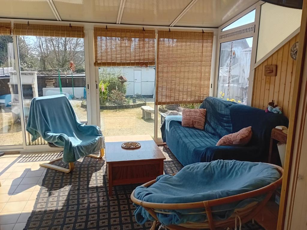 un salon avec un canapé et une table dans l'établissement maison de famille bord mer, à Sarzeau