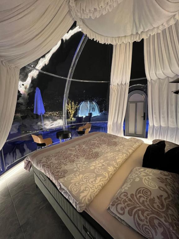 Postel nebo postele na pokoji v ubytování Cupola glamping dome Sarajevo