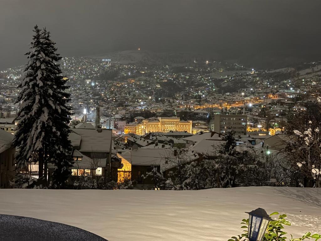 Nespecifikovaný výhled na hory nebo výhled na hory při pohledu z luxury tent