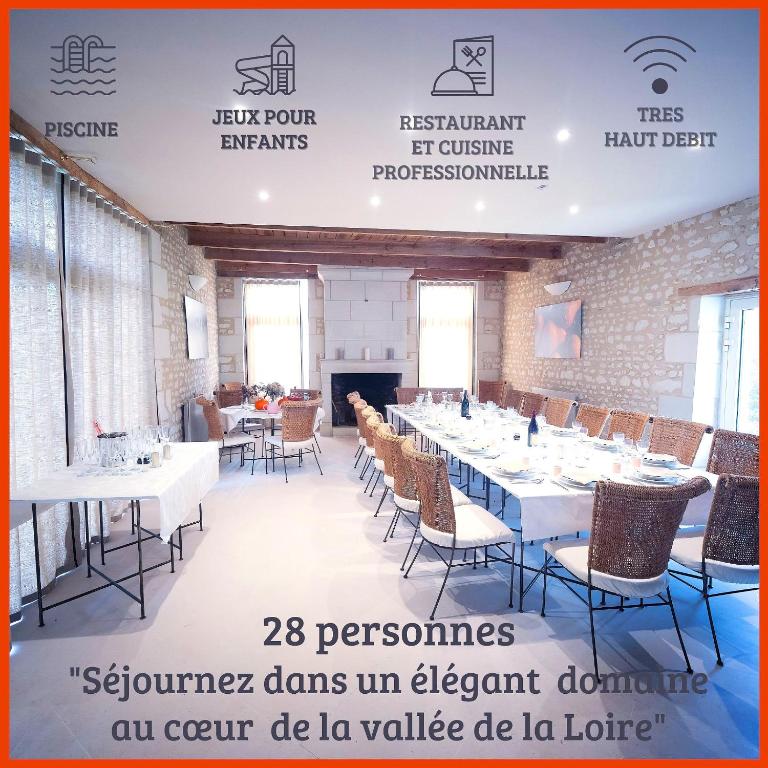 un restaurant avec des tables et des chaises blanches et une enseigne dans l'établissement Domaine à proximité de Chinon avec piscine, billard, pétanque, jeux pour enfants, à Lémeré