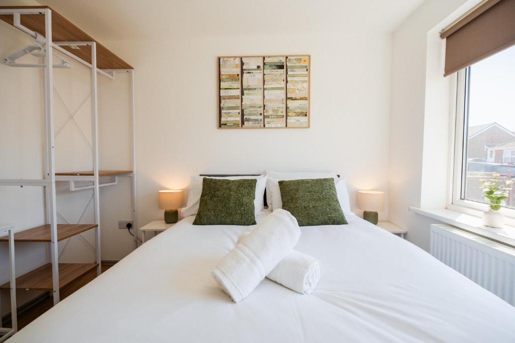 Postel nebo postele na pokoji v ubytování Winston Bungalow By Horizon Stays