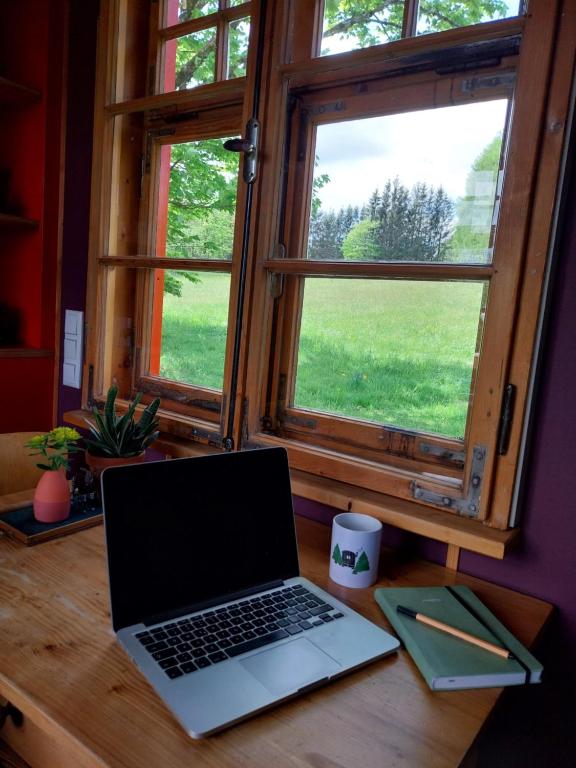 Aed väljaspool majutusasutust Benno der Wagen - kreativ gestaltetes Tiny House AM WALDRAND Nahezu Alleinlage Rennsteig Grünes Band NATUR PUR Hund willkommen