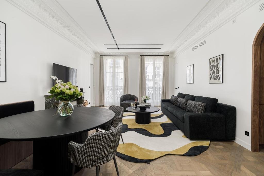 un salon avec un canapé et une table dans l'établissement Oniri - Serviced Apartments in Louvre - Rue de Richelieu, à Paris