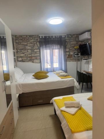 Postel nebo postele na pokoji v ubytování Apartments Eni & Dani