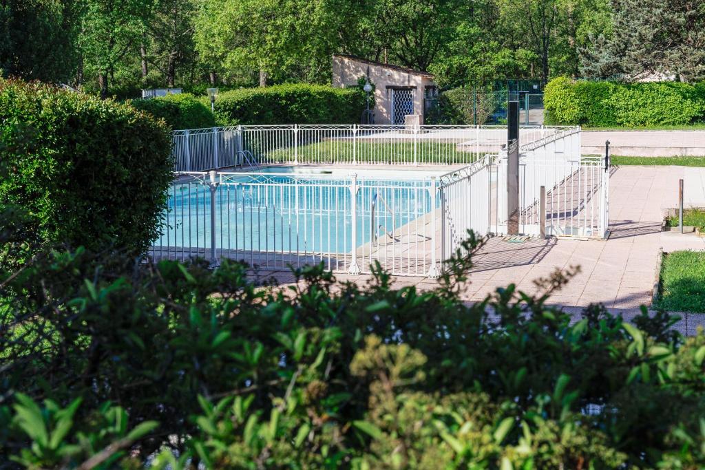 Bassenget på eller i nærheten av L'Eden Vert Bagnols En Foret YourHostHelper