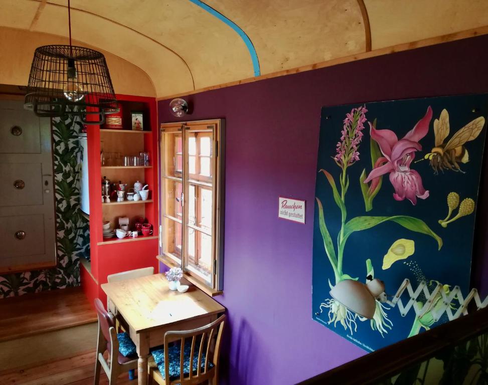 Foto sihtkohas Tettau asuva majutusasutuse Benno der Wagen - kreativ gestaltetes Tiny House AM WALDRAND Nahezu Alleinlage Rennsteig Grünes Band NATUR PUR Hund willkommen galeriist